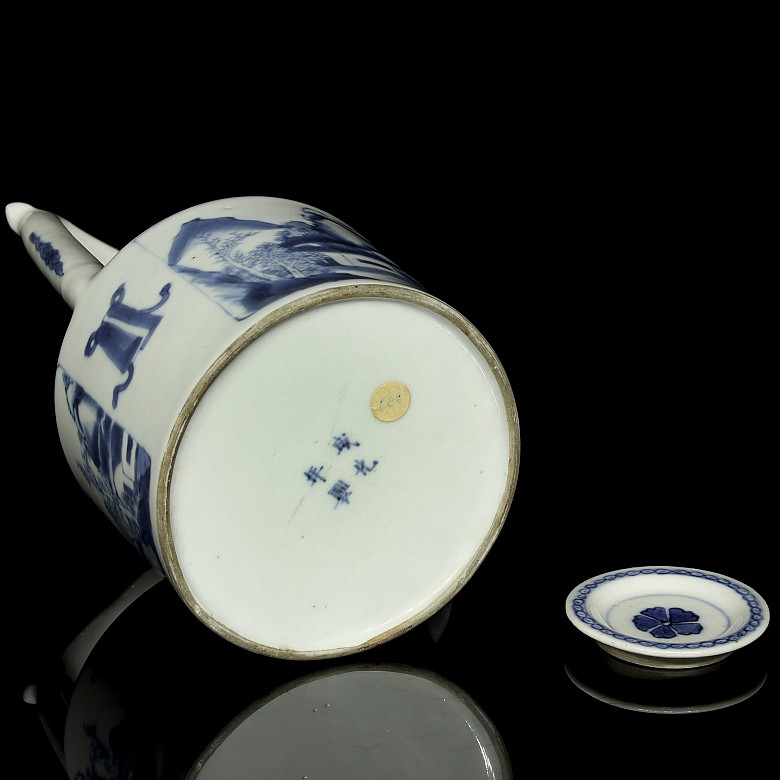 Blue and white porcelain teapot, Qing dynasty