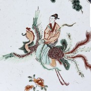 Gran plato de porcelana esmaltada, dinastía Qing.