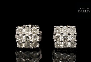 Pendientes modelo dormilona en oro blanco 18 k y diamantes