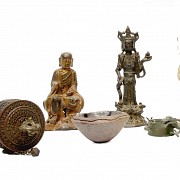 Grupo de seis objetos de arte asiático