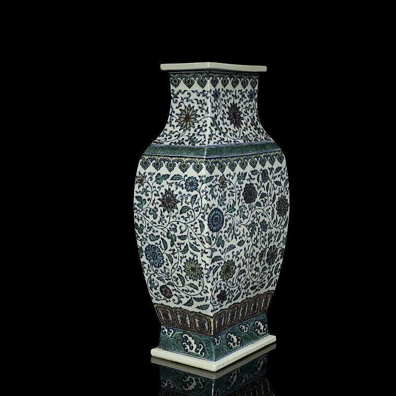 Chinese ceramic vase with flowers, with Qianlong seal