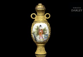 An enameled porcelain snuff bottle, with Qianlong mark