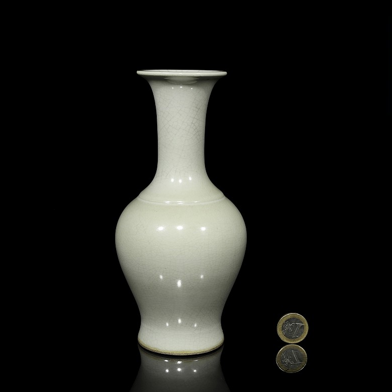 Jarrón de porcelana vidriado en blanco, S.XX