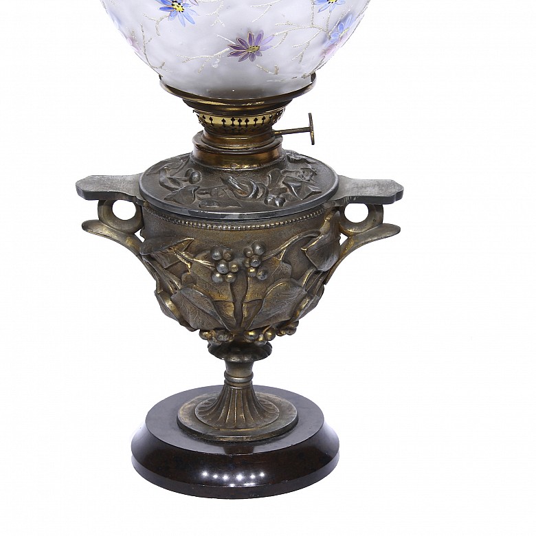Quinque with glazed glass lamp and bronze foot. - 1