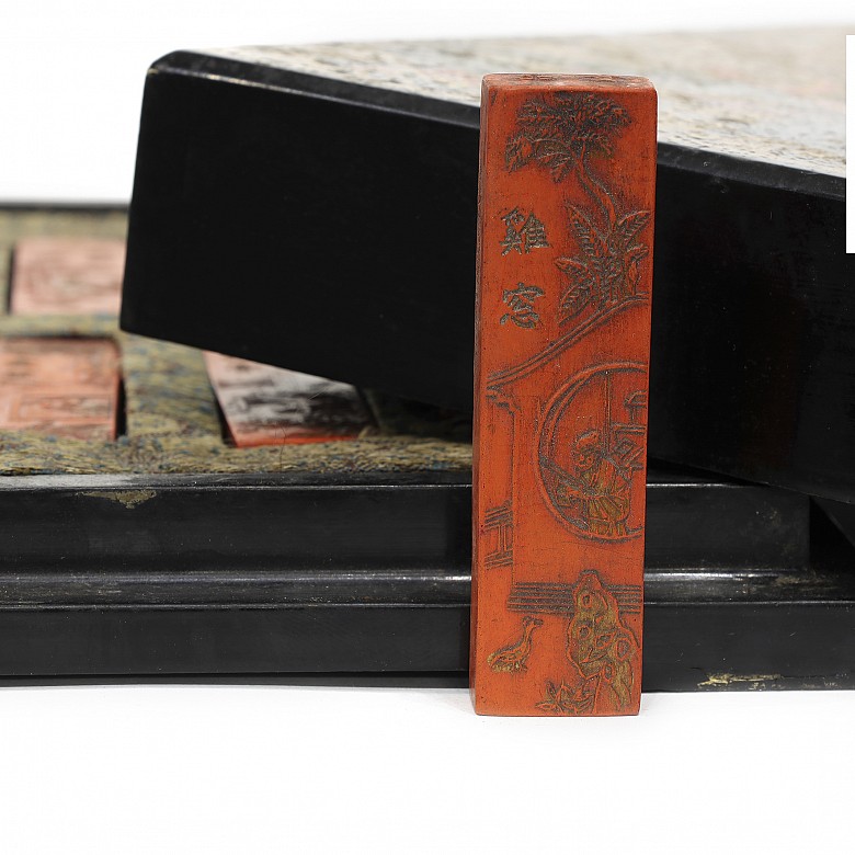 Conjunto de ocho tintas sólidas de cinabrio, con caja lacada, dinastía Qing.