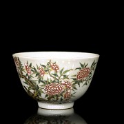 A porcelain bowl with peonies, 20th century - 1
