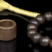 Pulsera y anillo de madera china, S.XX
