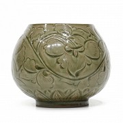 Green glazed ceramic vessel, Yue style.
