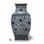 Jarrón de cerámica esmaltada con flores, con sello Qianlong.