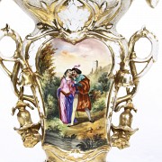 Pair of Elizabethan porcelain vases, 19th c. - 5