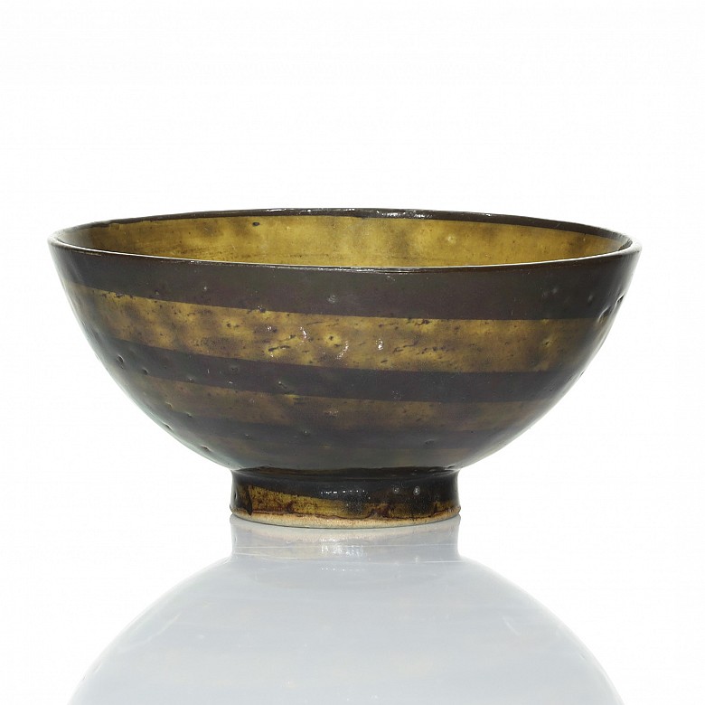 Japanese glazed earthenware bowl, 20th century