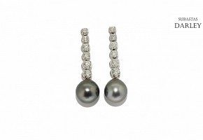 Earrings in 18k white gold with diamonds and Tahitian pearls