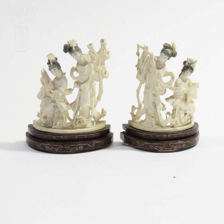 Couple of Chinese dancing figures
