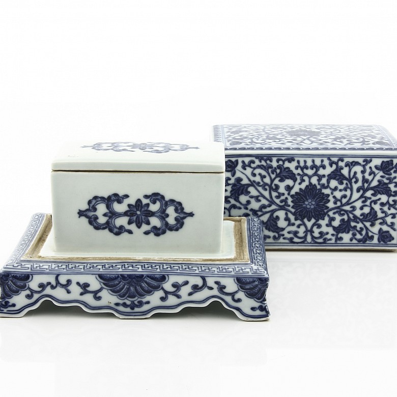 Caja de porcelana con tapa, China, con sello Qianlong.