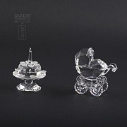 Dos piezas en cristal de Swarovski, carrito bebe, y tarta