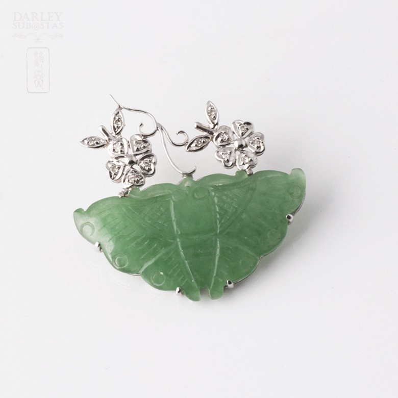 Brooch in 18k white gold with butterfly jade and diamonds