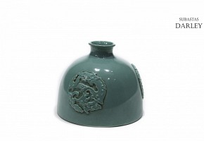 Botella de porcelana esmaltada en verde, s.XX