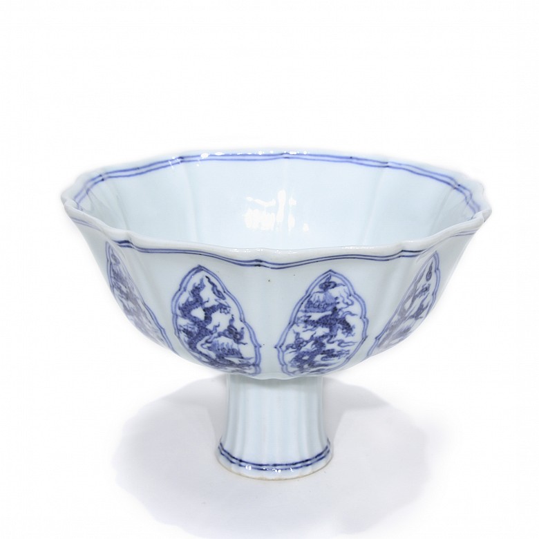 Porcelain bowl with foot, Qing dynasty.