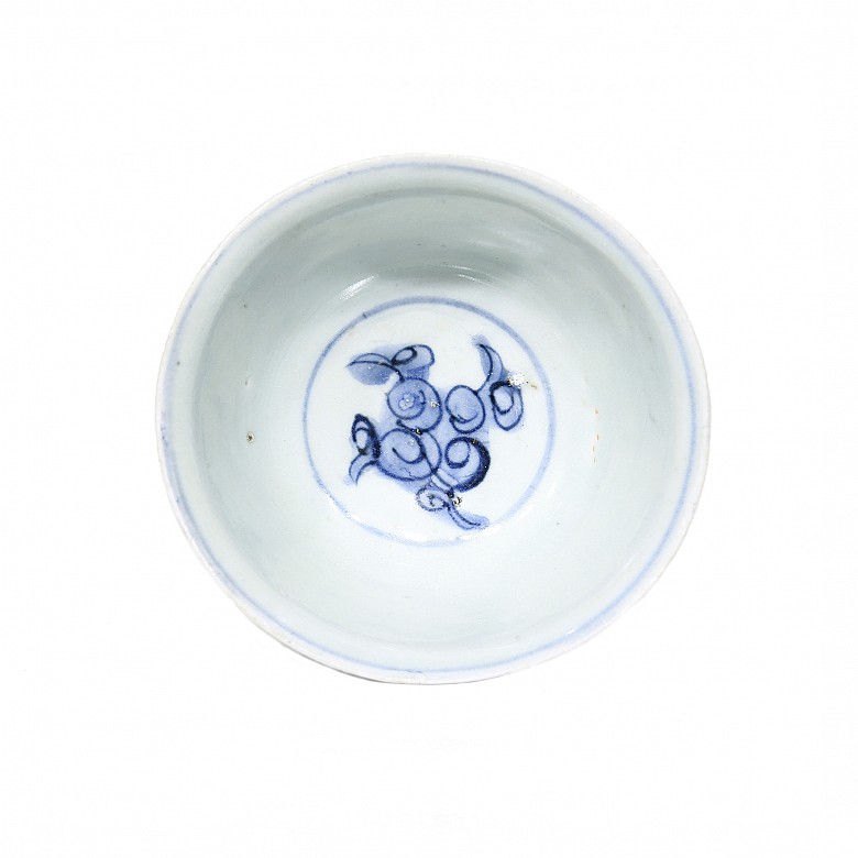 Lote de cerámica y porcelana china en azul y blanco.