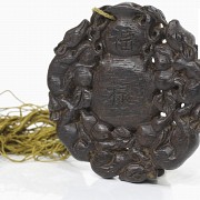 Placa circular tallada en madera, dinastía Qing