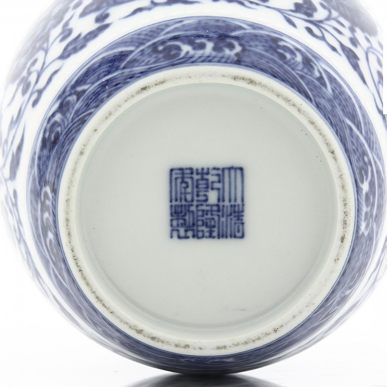 Blue and white floral vase, Qianling seal mark.
