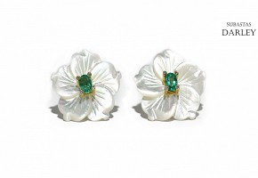Earrings of white mother of pearl and emeralds.