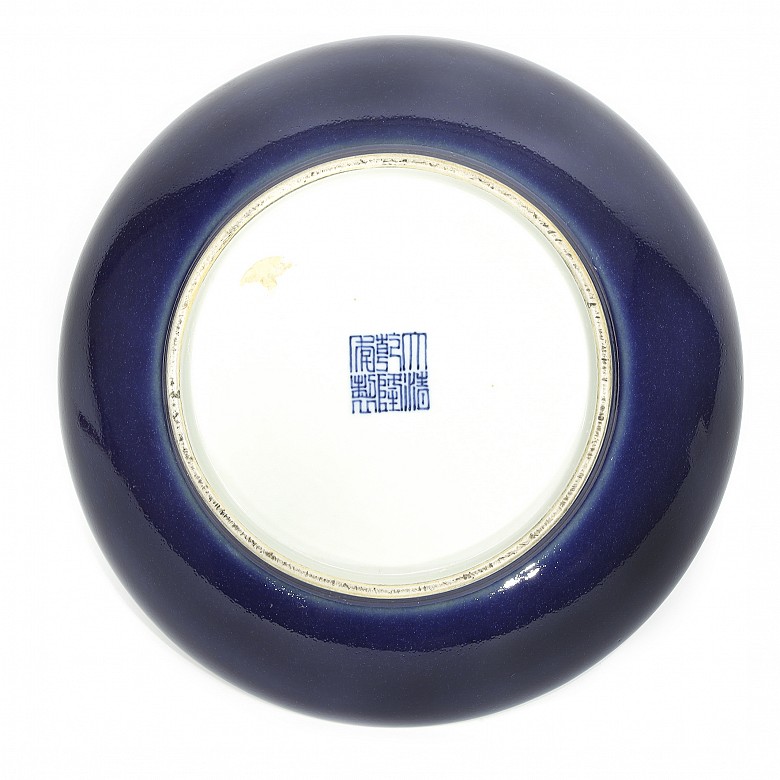 Plato vidriado en azul, con marca Qianlong