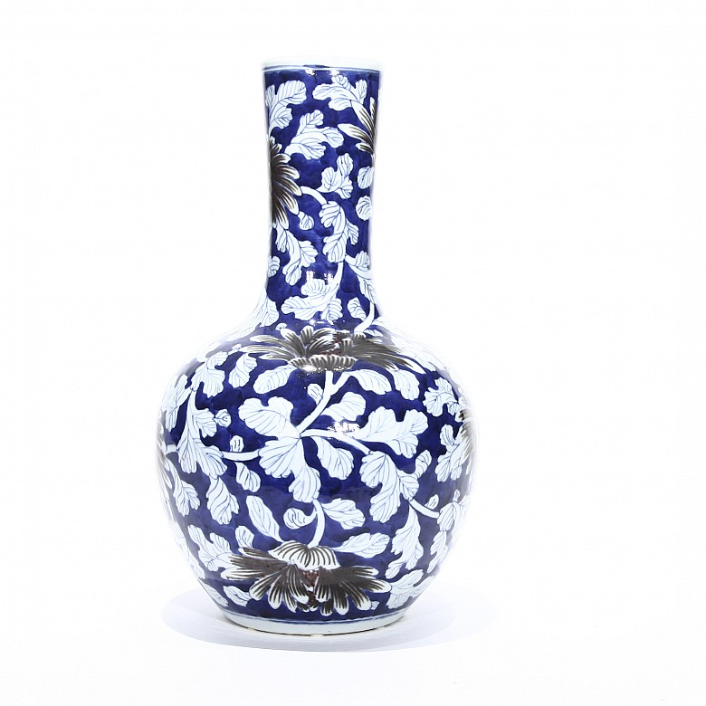 Porcelain vase, Japan, 19th century