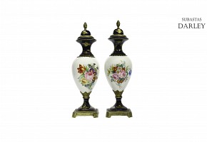 Pair of vases with porcelain lid following Sèvres models. s.XX