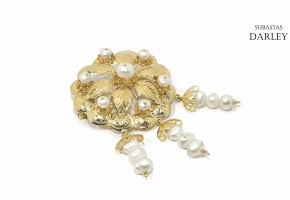 Brooch in 18k yellow gold and pearls