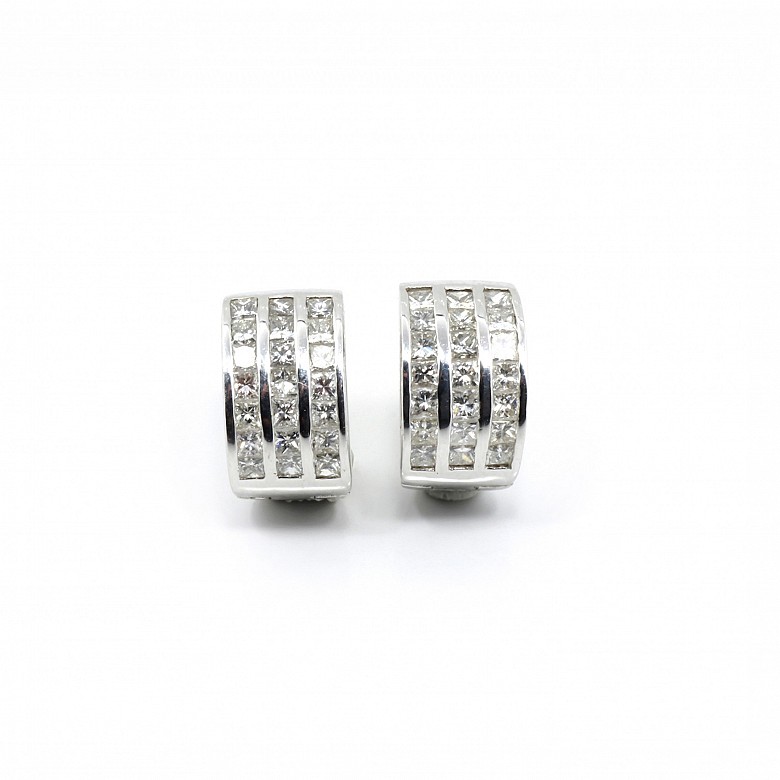 Earrings in 18K white gold with 42 diamonds.