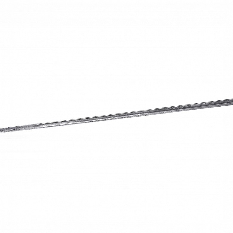 Espada de bronce con empuñadura de asta de animal.