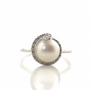 18k white gold ring with pearl and diamonds - 1