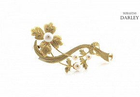 Flower-shaped brooch with pearls in 18k yellow gold