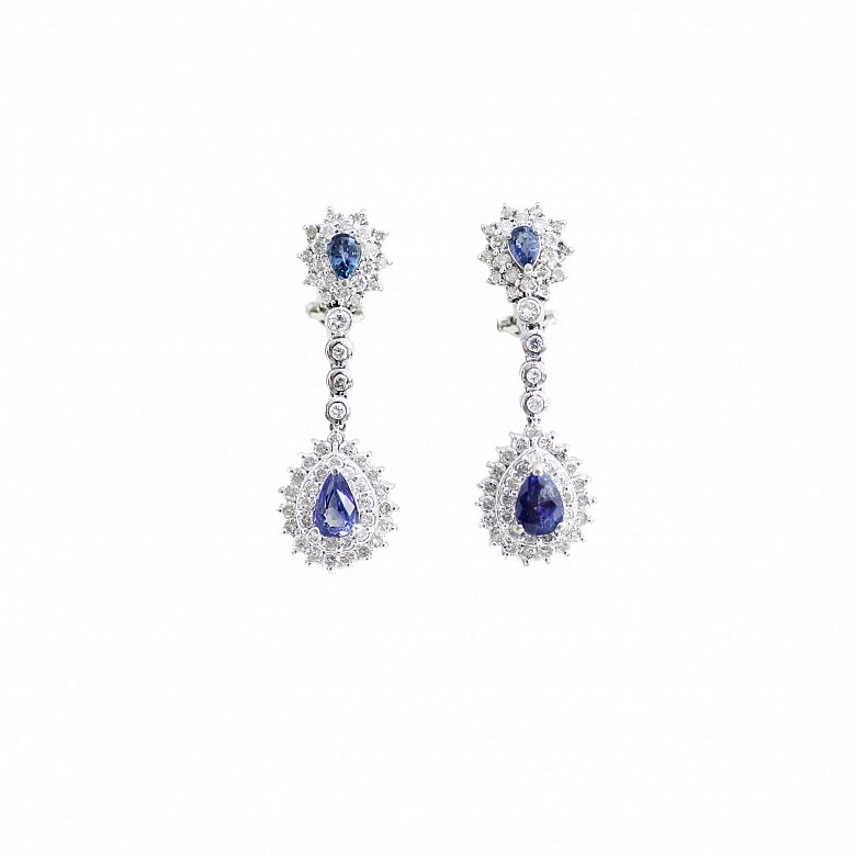 Long earrings in 18k white gold with diamonds and sapphires.