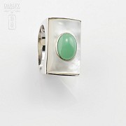 Original anillo de jade con nacar natural
