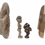 Two figures and two African masks. - 1