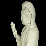 Escultura de Guanyin en porcelana vidriada, S.XX