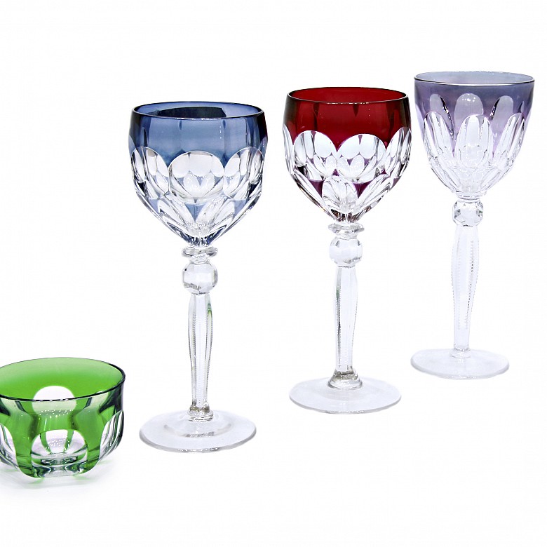 Tres copas y un vaso de vidrio tallado, S.XX - 1