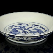 Plato de porcelana azul y blanco 