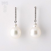 Earrings in 18k white gold with Australian pearl and diamonds