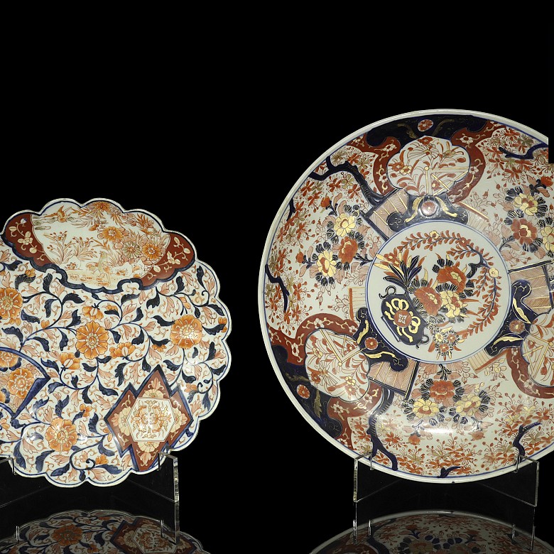 Two Japanese porcelain plates, Imari, 20th century.