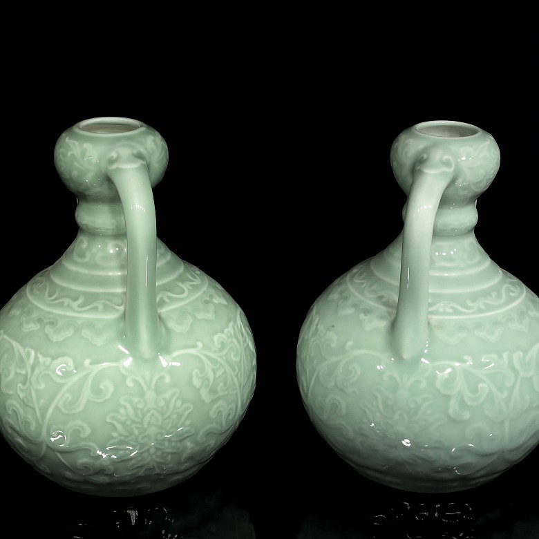 Two chrysanthemum vases with handles, 20th century