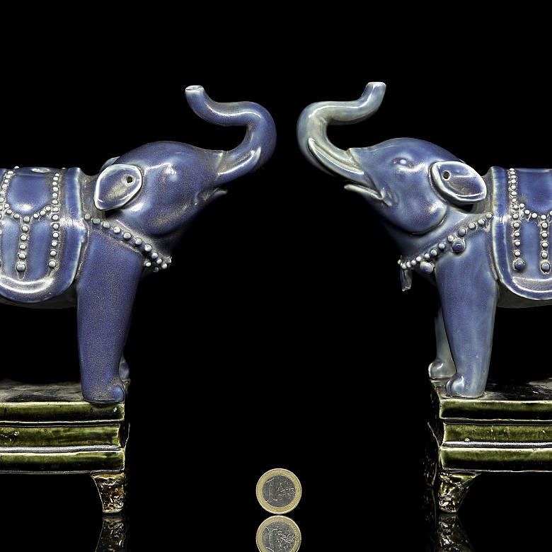 Pareja de elefantes de porcelana vidriada, siglo XIX - 8