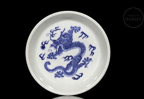 Small porcelain plate with dragon, with Kangxi marking