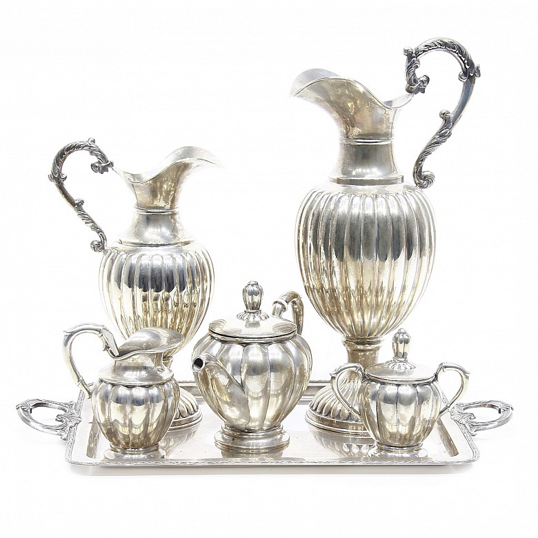Tea set with tray and two jugs in Spanish silver, 20th century