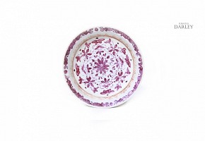 Pequeño plato de porcelana esmaltada, dinastía Qing, S.XIX