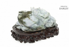 Tortuga de piedra tallada, con peana, S.XX