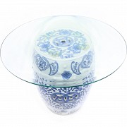 Mesa con pie de porcelana china y tapa de vidrio, S.XX - 1