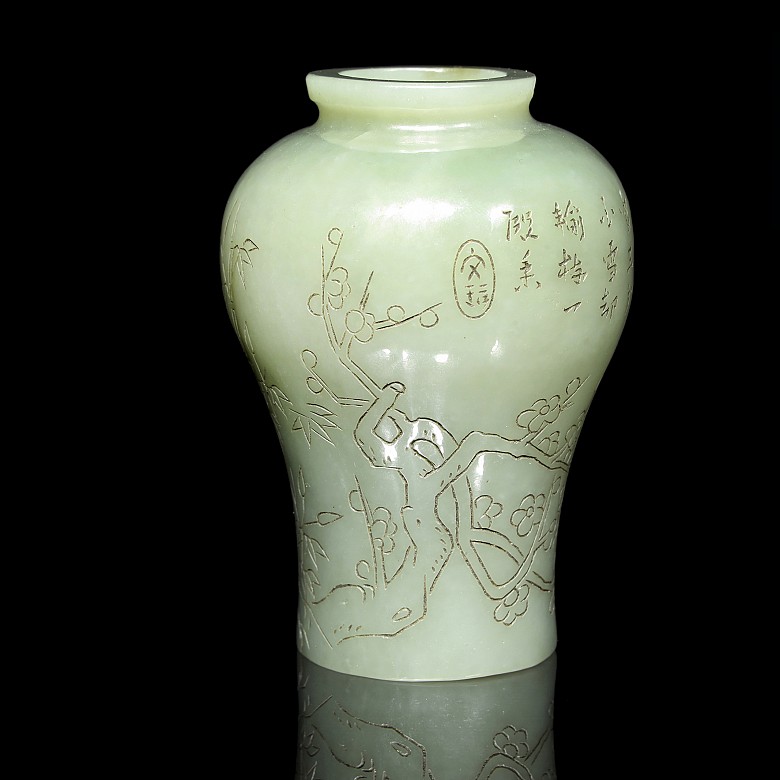 Small jade vase, with Qianlong mark